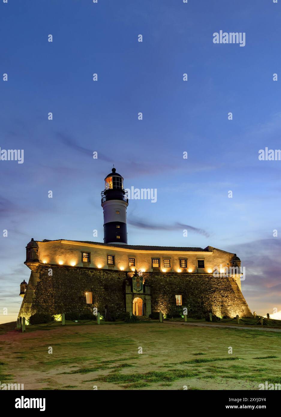 Vista notturna del famoso e storico faro di Barra sulle rive della baia di Todos os Santos nella città di Salvador, Bahia Foto Stock