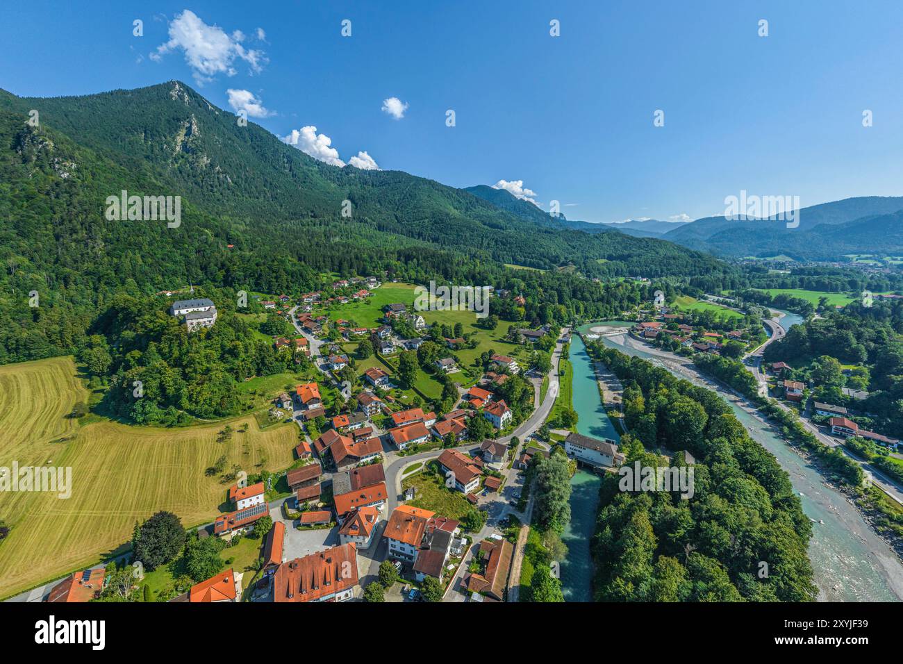 Vista della stazione climatica di Marquartstein nelle Alpi Chiemgau in alta Baviera in estate Foto Stock