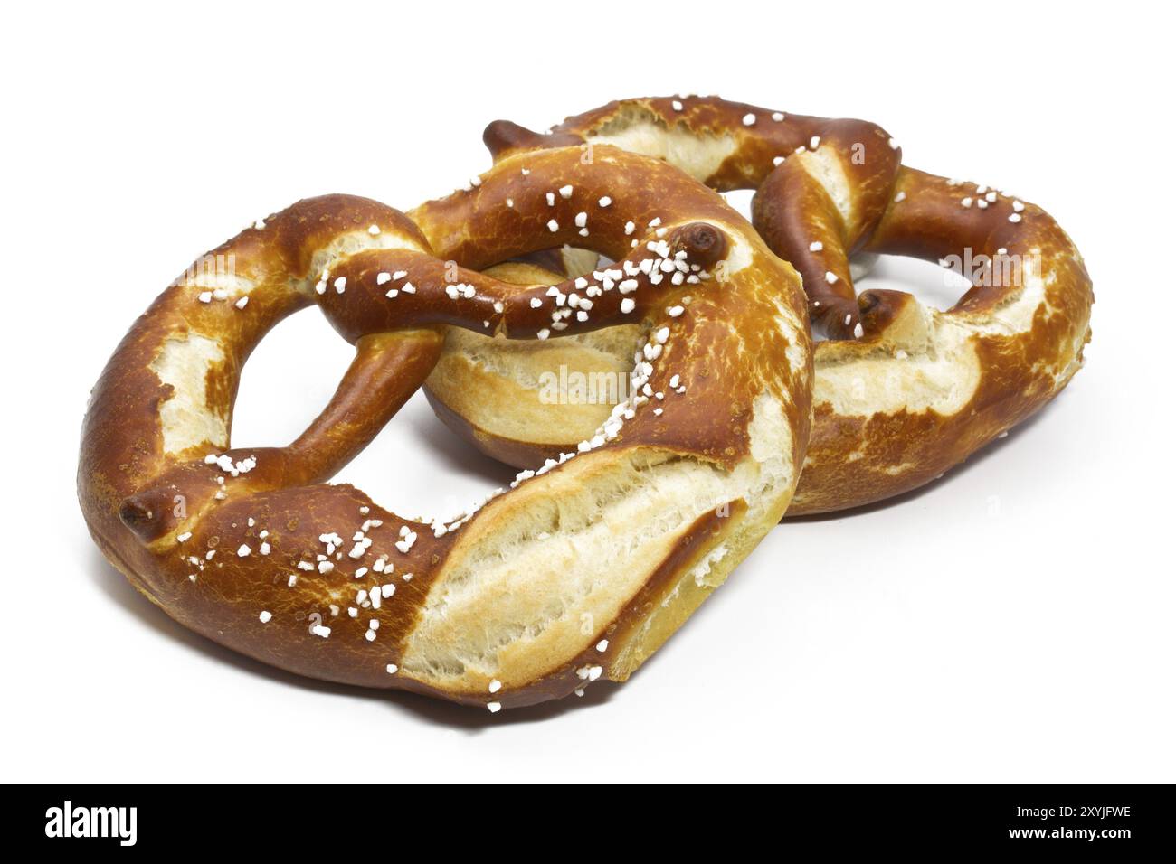 Pretzel freschi della Baviera su sfondo bianco Foto Stock