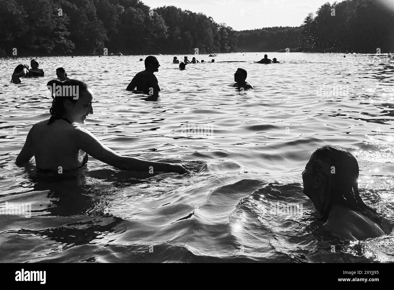 Sommerferien 2024 Berlin, Deutschland -29.8,2024: Menschen geniessen das Wasser beim Baden an der Krummen Lanke, einem SEE in Berlin-Zehlendorf., bei 34 Grad Celsius. AM Sonntag enden die Sommerferien a Berlino. Berlino Foto Stock