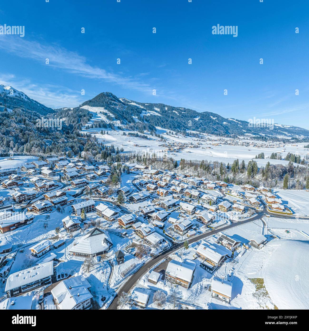 Neve e sole nella regione di Hörnerdörfer vicino a Obermaiselstein nella Oberallgäu invernale Foto Stock