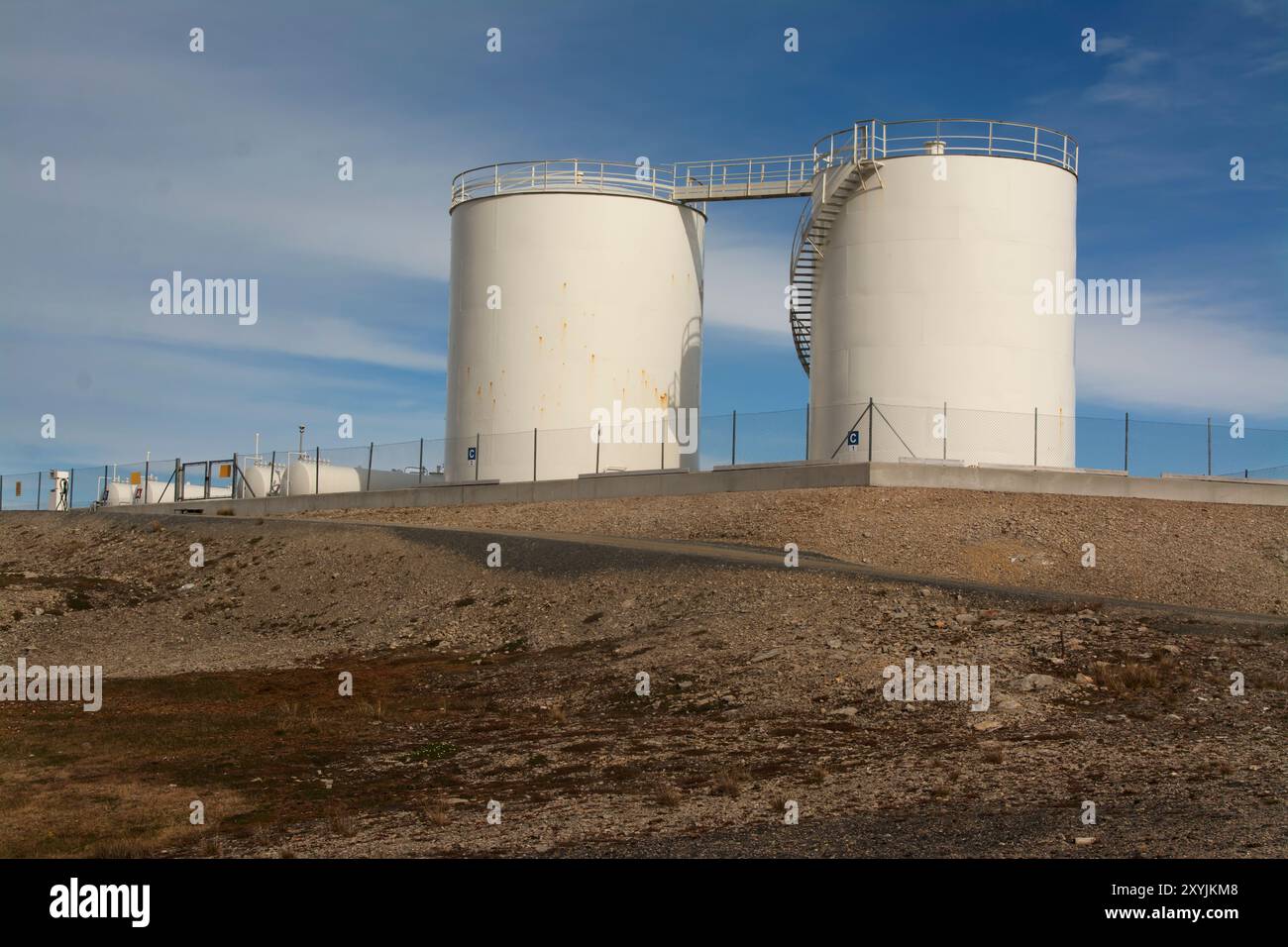 Serbatoi di benzina, NY-Alesund (NY-Ålesund), Oscar II Land, Svalbard, Norvegia Foto Stock