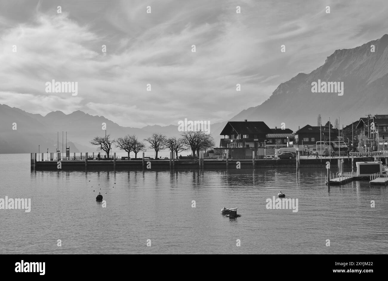 Scena a Brienz, Svizzera. Lago Brienzersee e monte Augstmatthorn. Quai Foto Stock