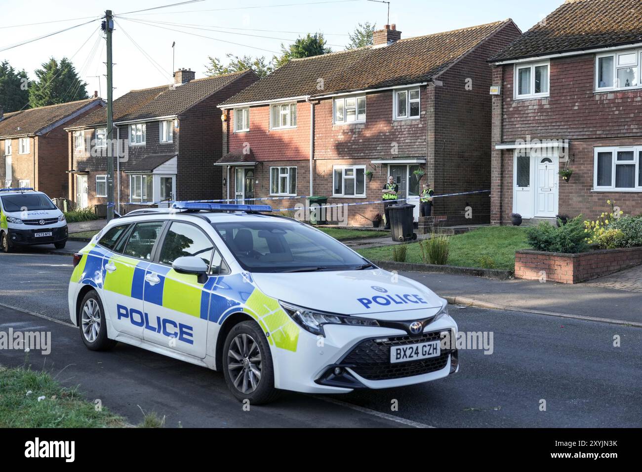 Lovett Avenue, Oldbury, 30 agosto 2024 - la polizia di West Midlands ha avviato un'indagine per omicidio dopo che un ragazzo di 13 anni è stato pugnalato a morte in una casa in Lovett Avenue a Oldbury, West Midlands il giovedì sera. Gli agenti hanno chiuso la strada e la casa dove i residenti hanno visto i flash delle telecamere provenienti dall'interno della proprietà mentre gli agenti forensi hanno esaminato le prove. Abbiamo avviato un'indagine per omicidio dopo che un adolescente e' stato pugnalato a morte ad un indirizzo di Oldbury. Siamo stati chiamati ieri (29 agosto) in un albergo in Lovett Avenue verso le 16.00. Il 13-Year-o Foto Stock