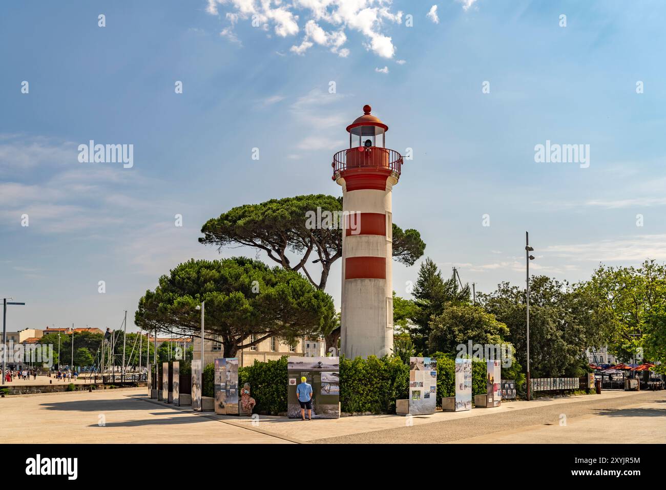 Der alte Rote Leuchtturm Phare Rouge am Hafen a la Rochelle, Frankreich, Europa | il vecchio faro rosso Phare Rouge al porto di la Rochelle, F. Foto Stock