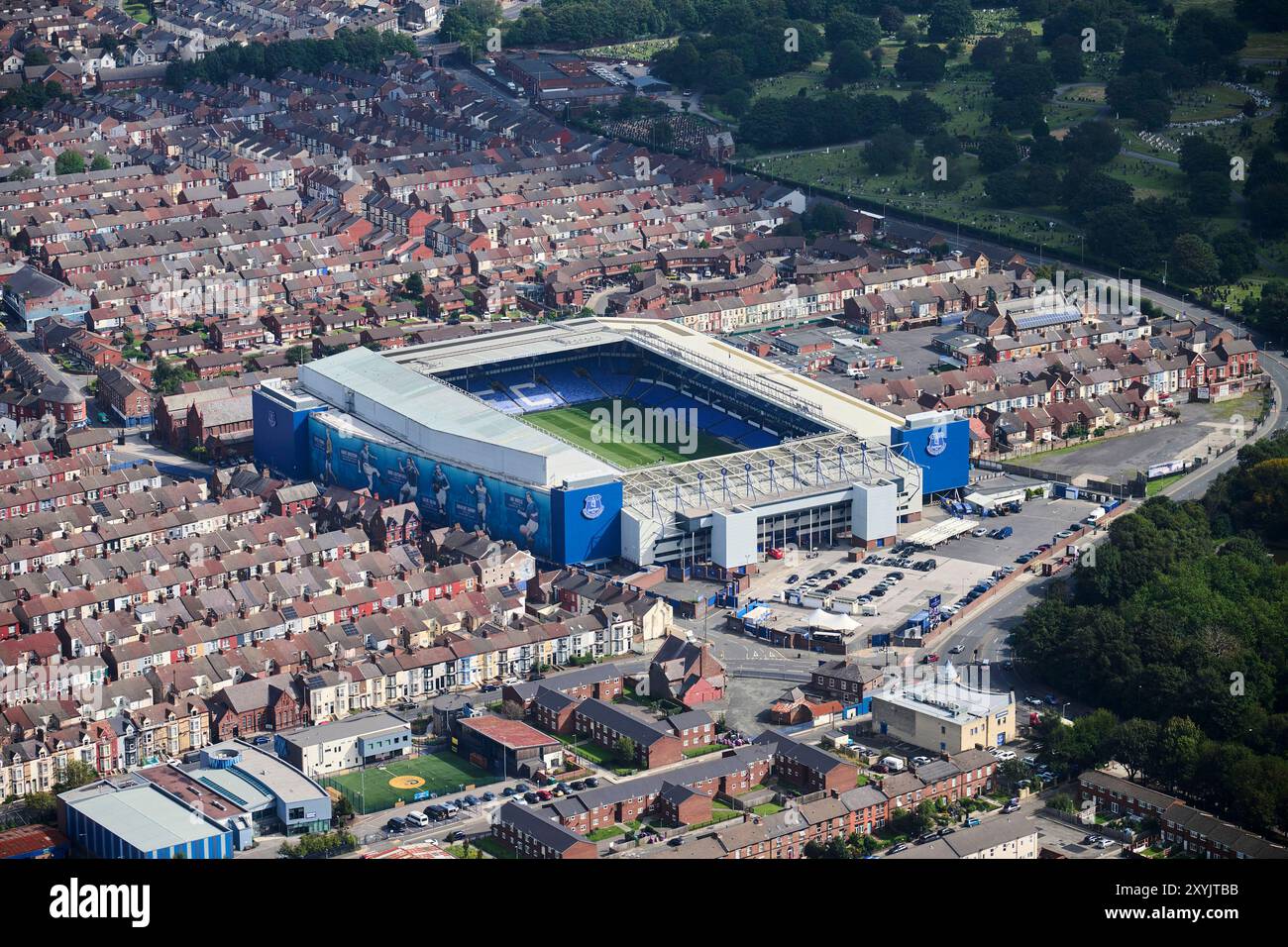 Un drone di Goodison Park, sede dell'Everton Football Club, che mostra le case sulla terrazza circostanti, Liverpool, Merseyside, Inghilterra nord-occidentale, Regno Unito Foto Stock