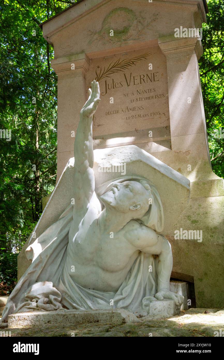 Tomba di Jules Verne la scultura è stata progettata da Albert Roze e raffigura un uomo che esce dalla sua tomba Foto Stock