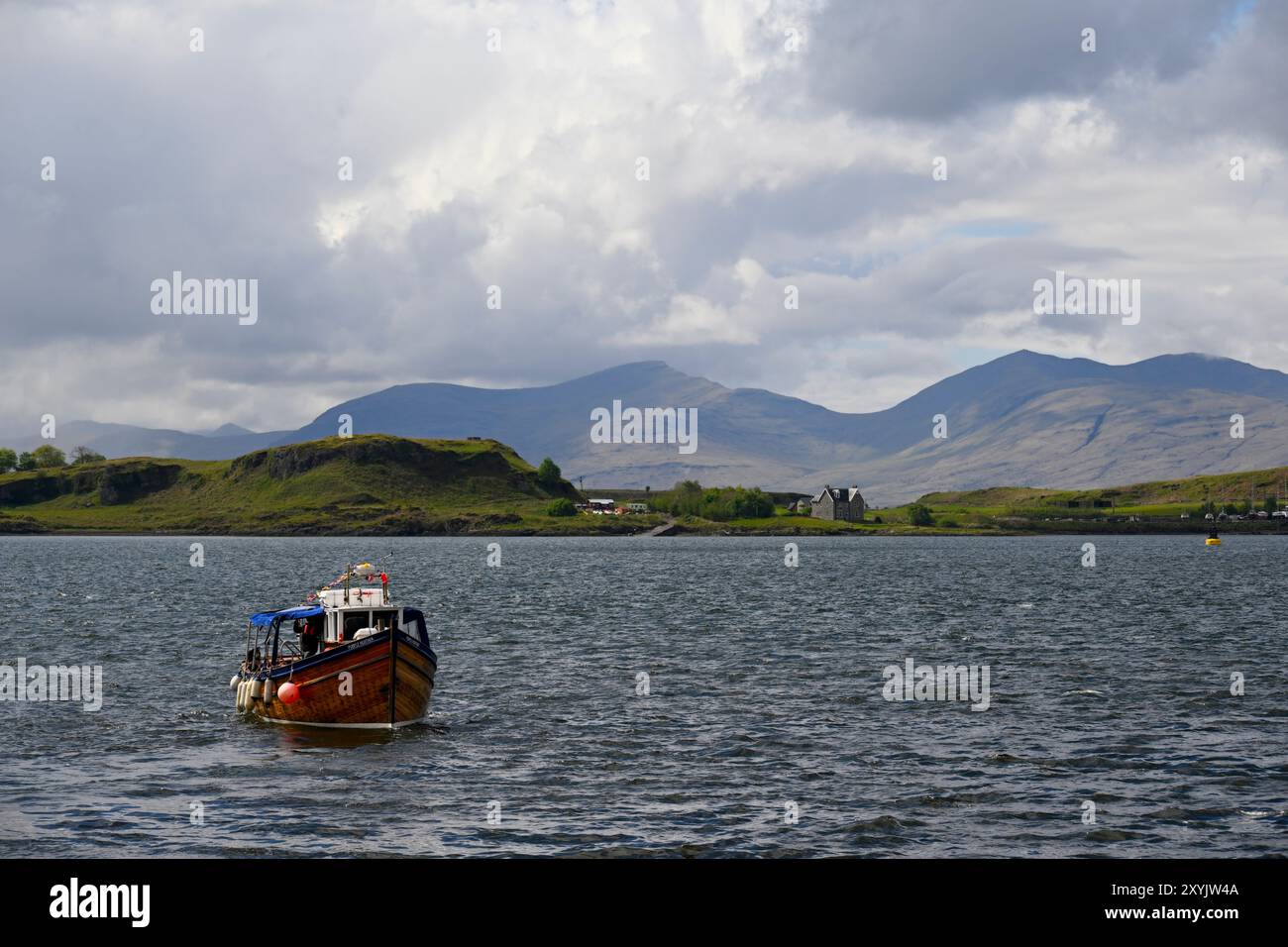 Piccola barca a vela, vicino a Oban, con Kerrera sullo sfondo Foto Stock