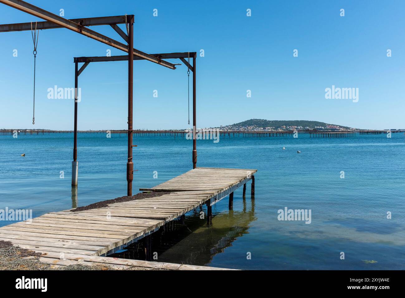 Molo degli allevatori di ostriche ai margini di Etang de Thau, Meze, Occitanie, Francia, Europa Foto Stock