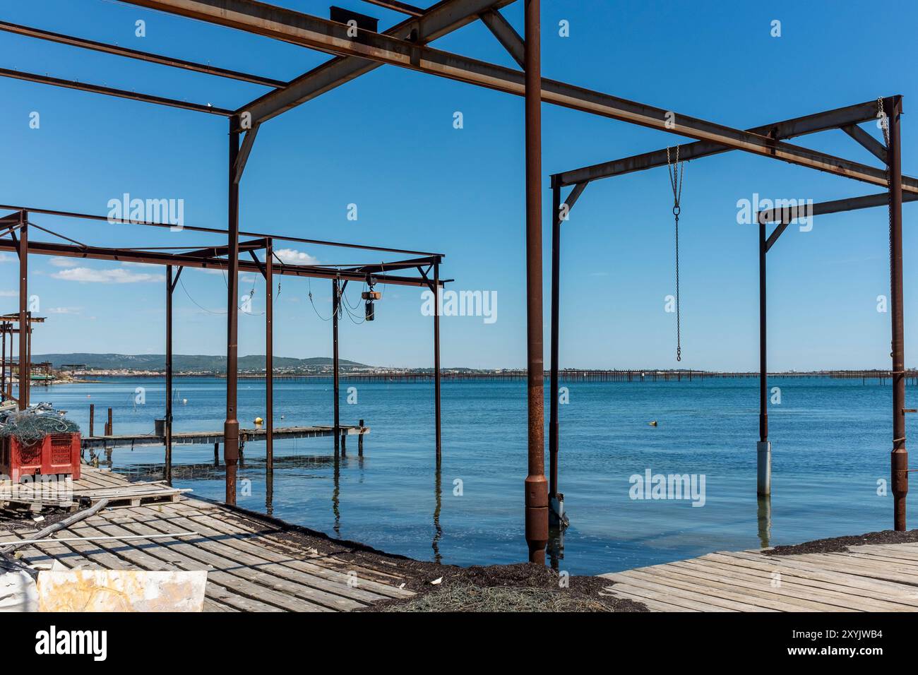 Molo degli allevatori di ostriche ai margini di Etang de Thau, Meze, Occitanie, Francia, Europa Foto Stock