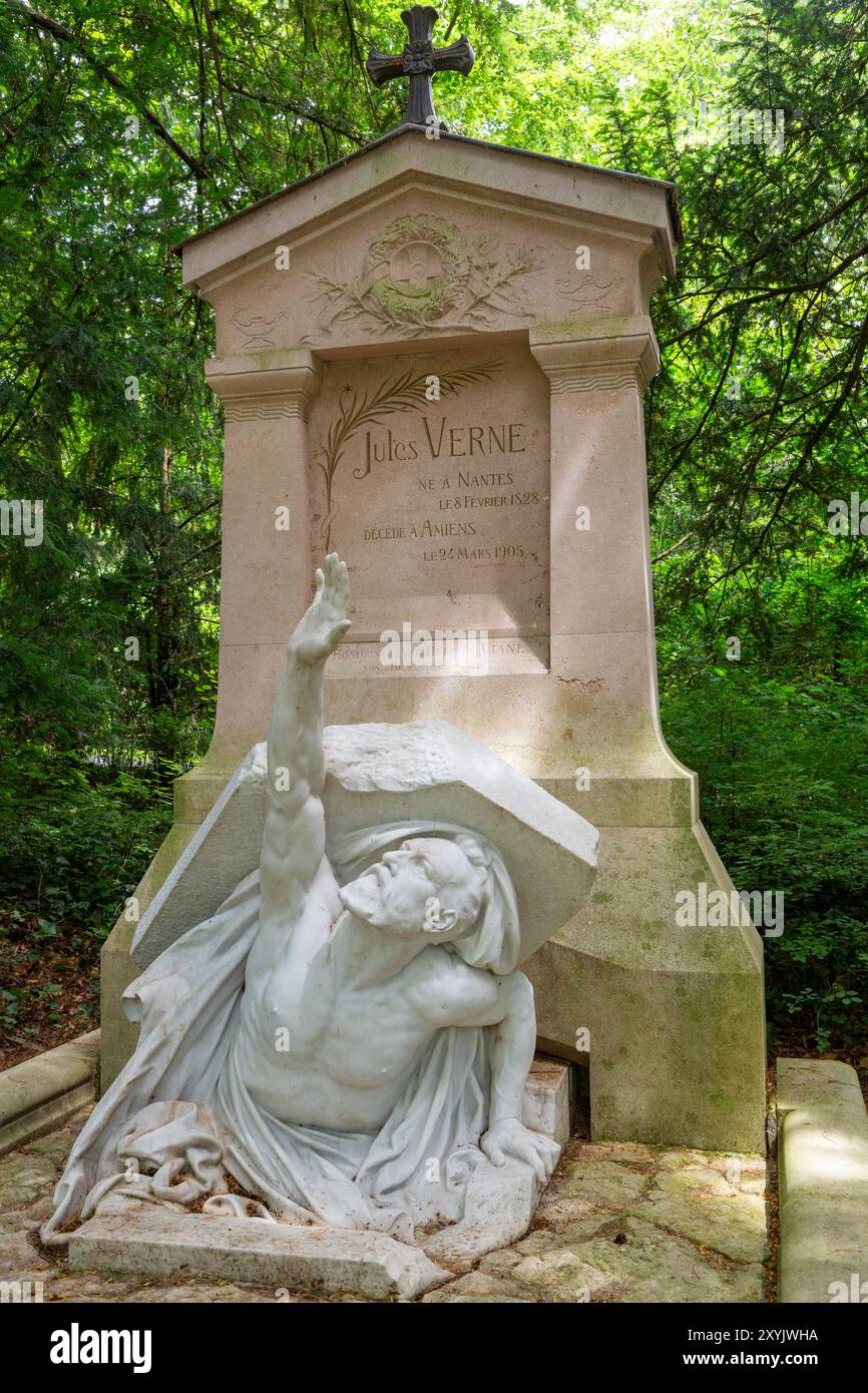 Tomba di Jules Verne la scultura è stata progettata da Albert Roze e raffigura un uomo che esce dalla sua tomba Foto Stock