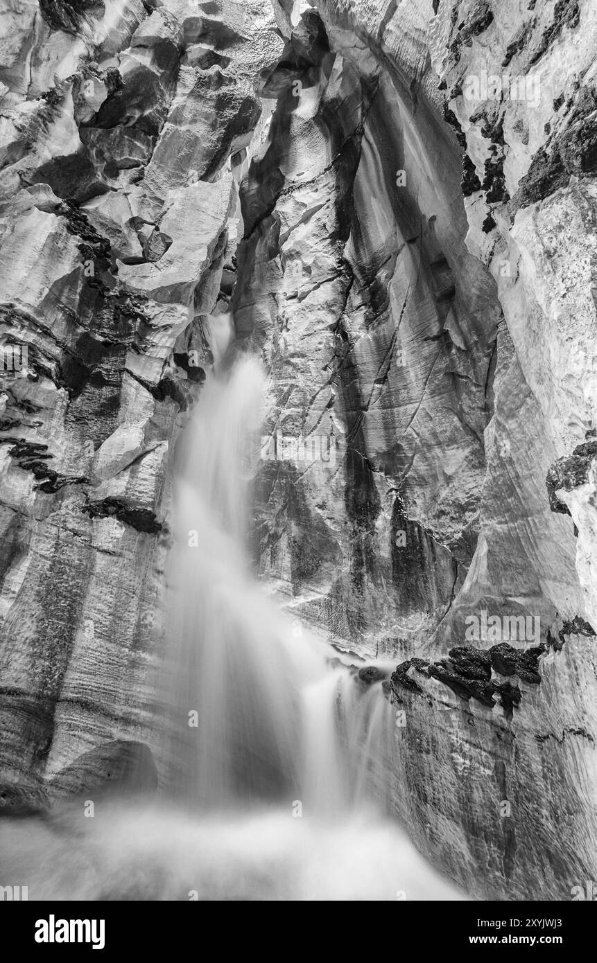 Cascata nella grotta calcarea Trollkirka (Trollkyrkja, tedesco: Troll Church), Moere e Romsdal Fylke, Norvegia, settembre 2011, Europa Foto Stock