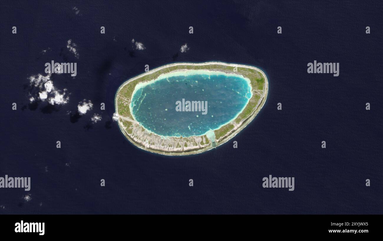 Isola di Fakahina nell'Oceano Pacifico meridionale su un'immagine satellitare scattata il 10 aprile 2020 Foto Stock