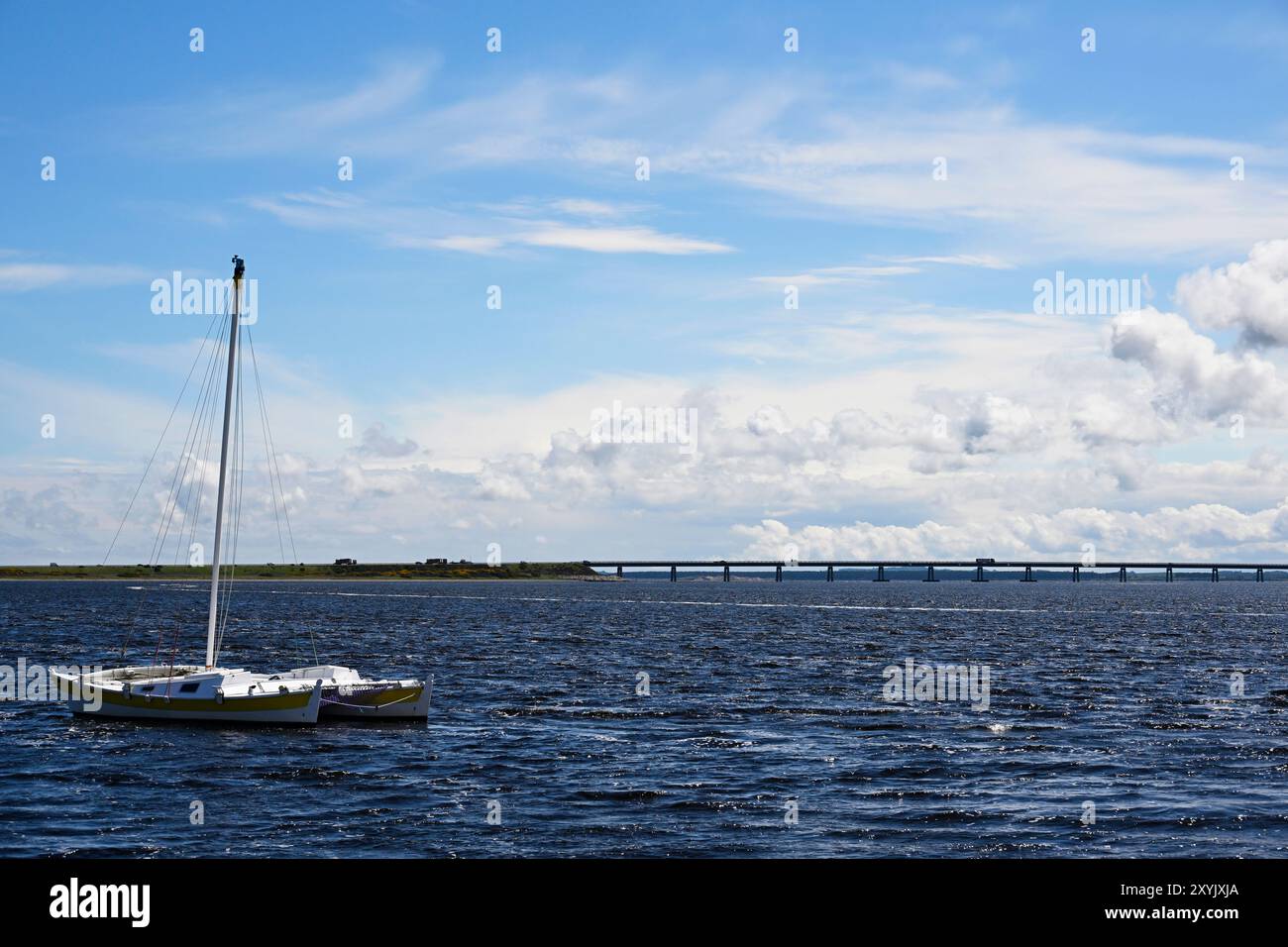 Barche a vela sul Dornoch Firth, con il ponte Dornoch che trasporta la strada A9 sul Firth sullo sfondo Foto Stock