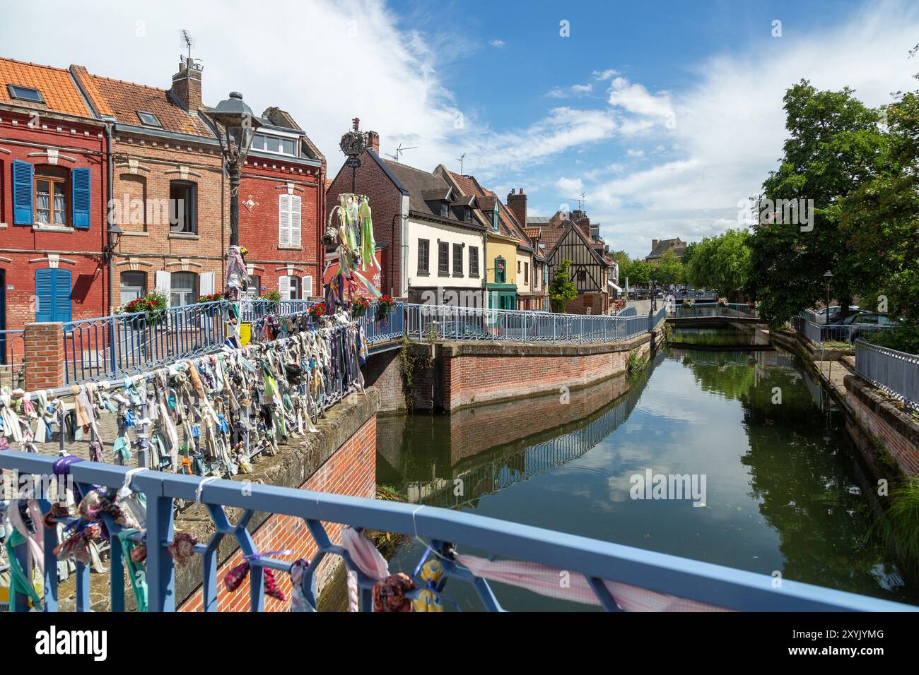 Saint Leu Quarter Gargoyle Tree porta un oggetto che ti è caro, lo appendi, esprimi un desiderio, Amiens, Piccardia, Francia Foto Stock Saint Leu Quarter Gargoyle Tree porta un oggetto che ti è caro, lo appendi, esprimi un desiderio, Amiens, Piccardia, Francia Foto Stock