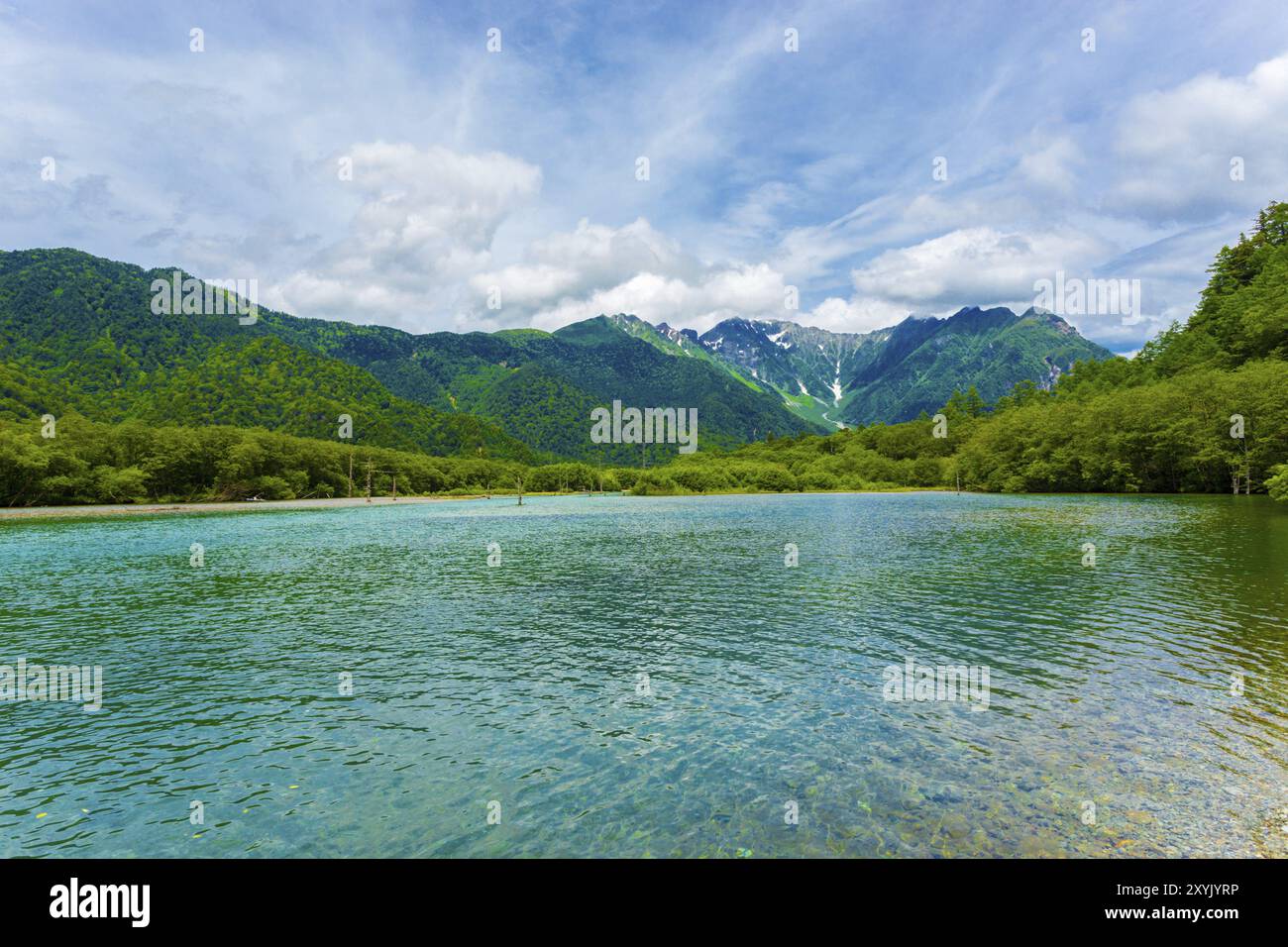 Paesaggio di acque turchesi del litorale dello stagno di Taisho con vista della natura del Monte Hotaka Dake sullo sfondo in una giornata estiva nel villaggio delle Alpi giapponesi Foto Stock