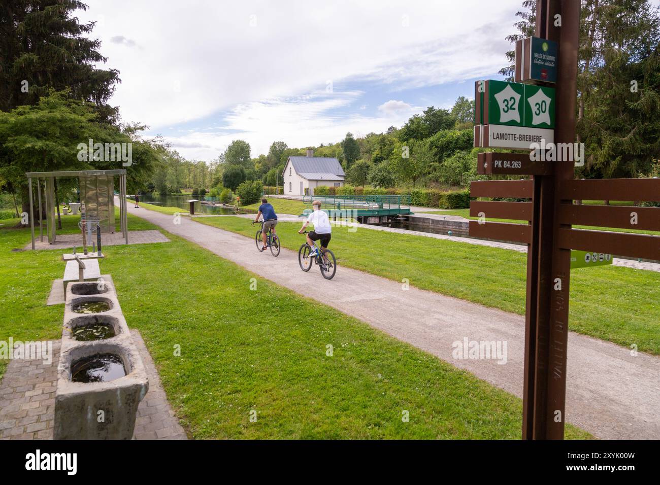 Persone che pedalano lungo la pista ciclabile della valle della somme vicino a Corbie, Francia Foto Stock