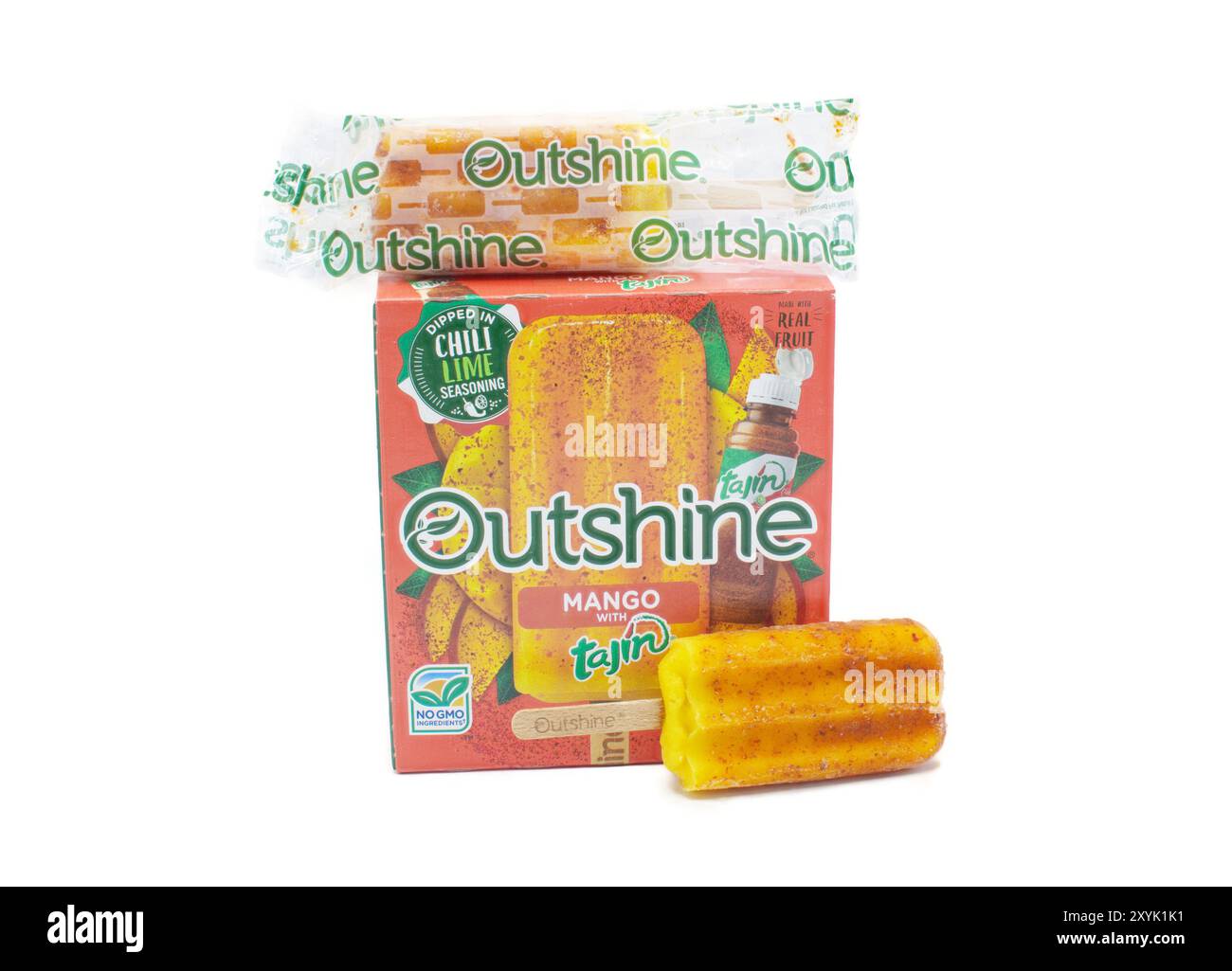 Ocala, Florida 5-3-24 brillano le barrette di frutta surgelata piccante con mango e peperoncino Tajin, il condimento al lime è realizzato con vero mango e immerso nel condimento Tajin i. Foto Stock