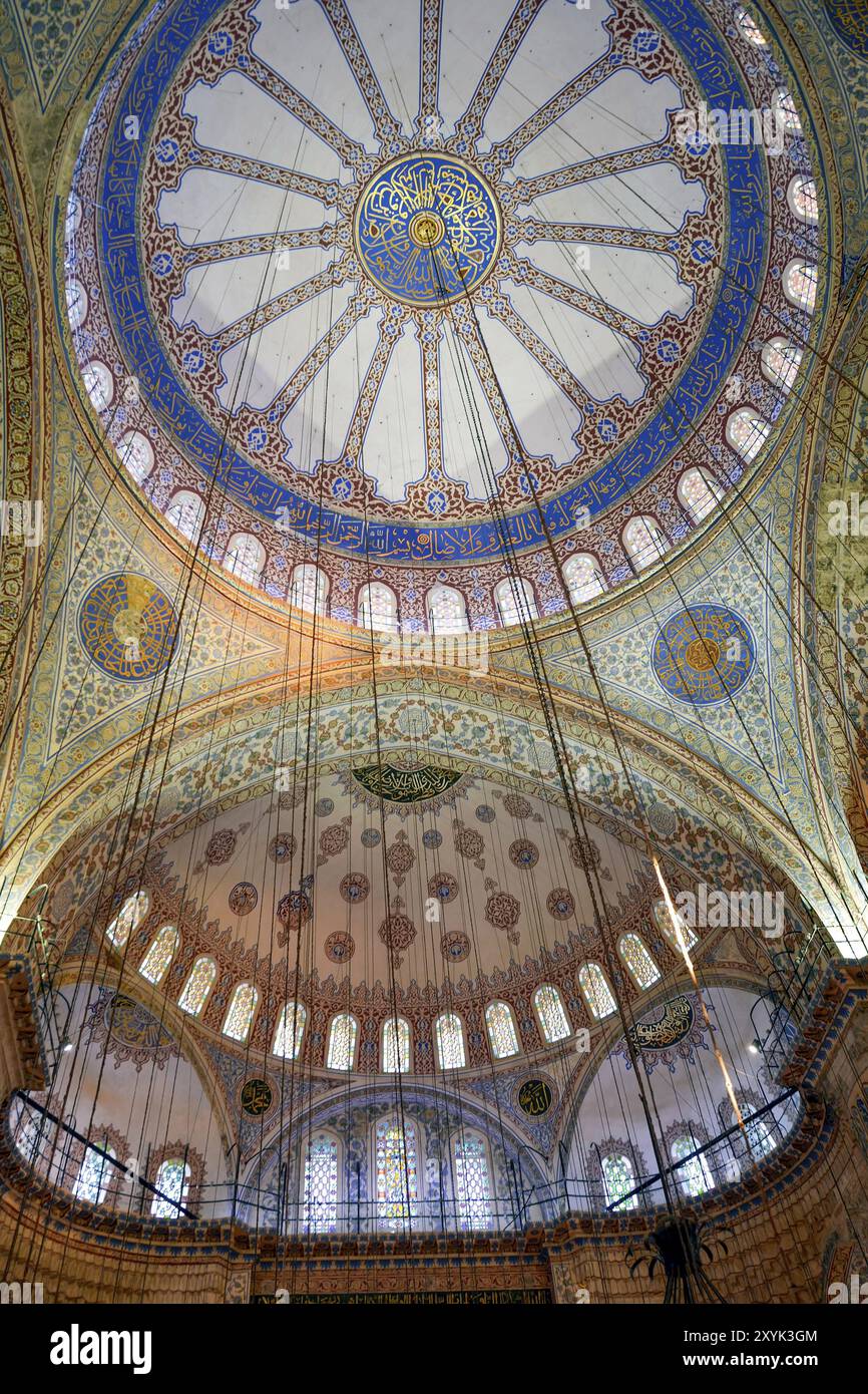 Soffitto e interno della famosa Moschea Blu di Istanbul, Turchia, con i suoi mosaici antichi e colorati Foto Stock