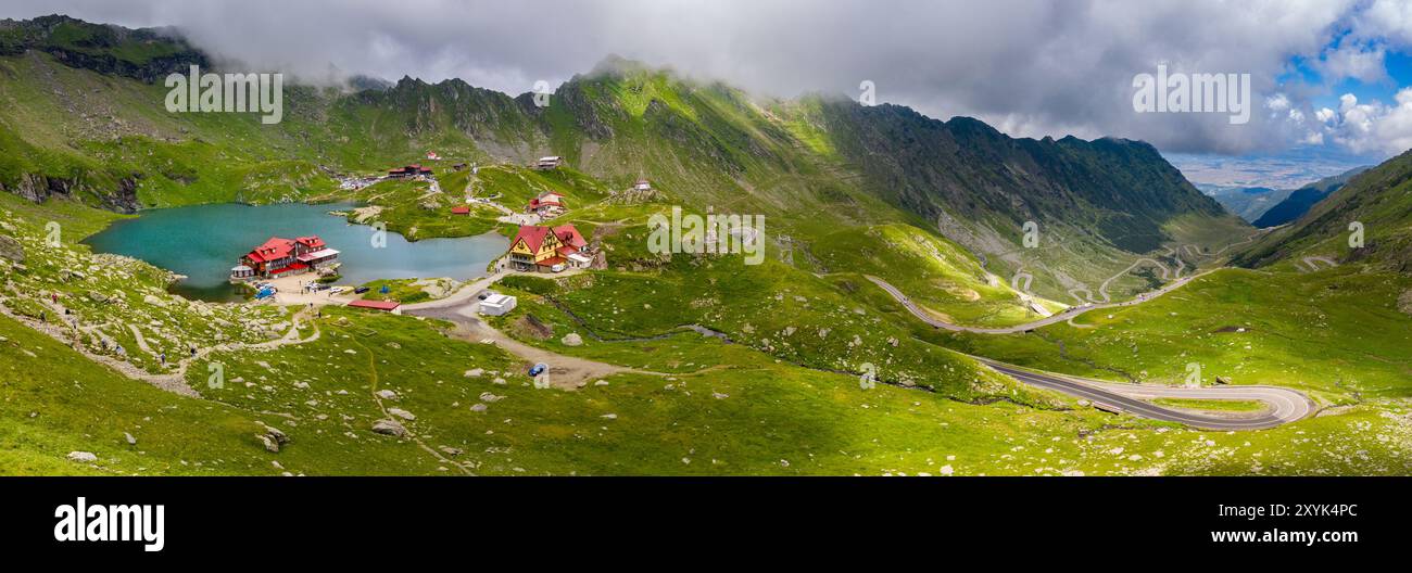 Vista aerea del lago Balea e della strada Transfagarasan sui monti Fagaras, Romania Foto Stock