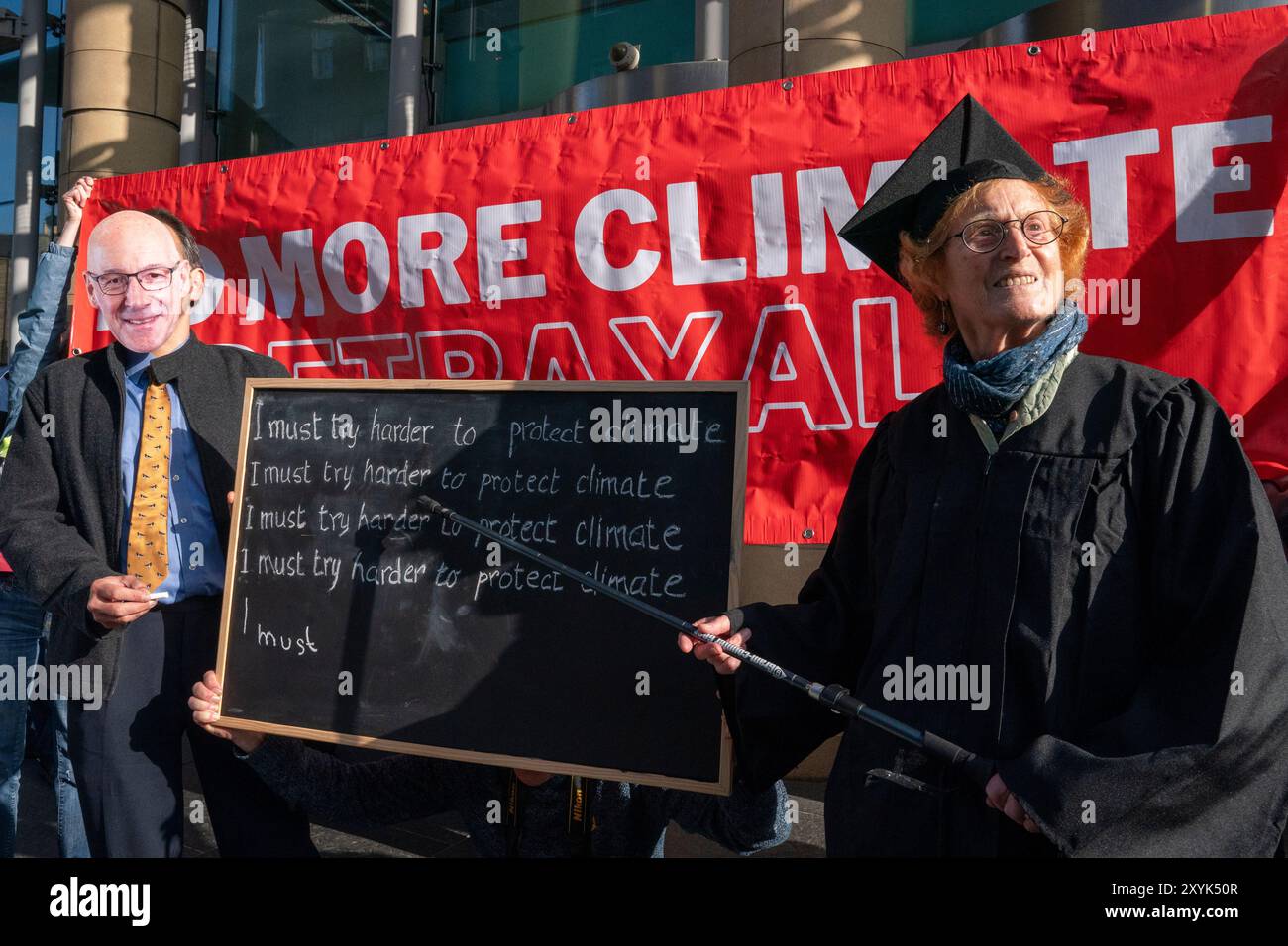 L'ex insegnante del primo ministro John Swinney Caroline Wilkinson (a destra) si è unita ai manifestanti della Edinburgh Climate Coalition fuori dal Edinburgh International Conference Centre il primo giorno della SNP Annual National Conference. Data foto: Venerdì 30 agosto 2024. Foto Stock