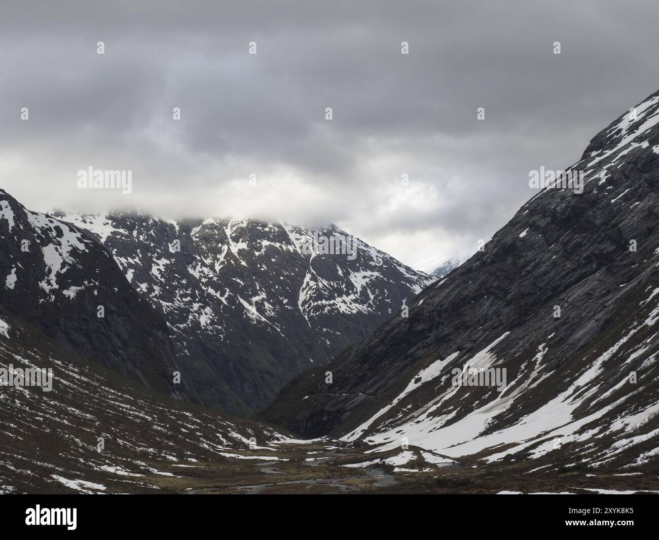 Il torrente Skjerdingsdola scorre attraverso l'area di Skjeringsdalen in Norvegia Foto Stock Il torrente Skjerdingsdola scorre attraverso l'area di Skjeringsdalen in Norvegia Foto Stock