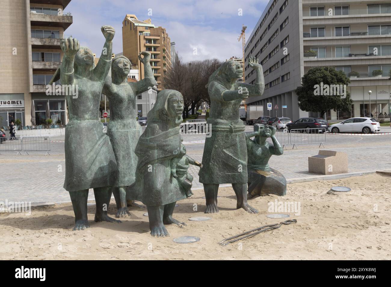 Luogo di interesse tragedia in mare, scultura dello scultore Jose Joao Brito in memoria del naufragio del 1947 sulla spiaggia Praia do Titan a Matosinh Foto Stock