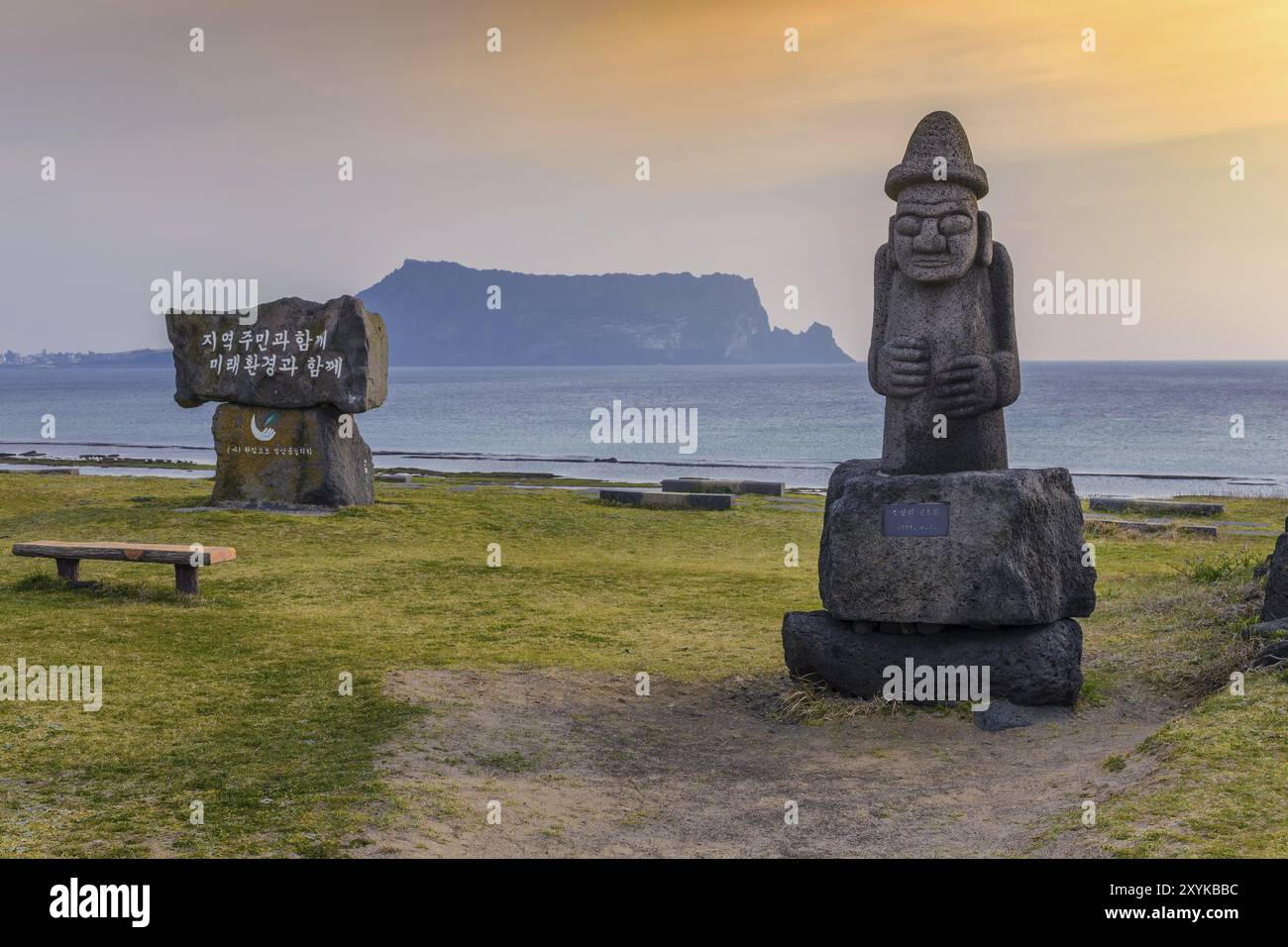 Statua dell'hareubang DOL e Jeju-do Seongsan Ilchulbong, isola di Jeju, Corea del Sud, Asia Foto Stock