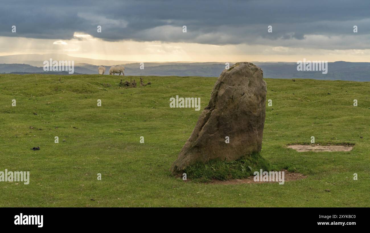 Vista sul paesaggio del Parco Nazionale di Brecon Beacons vicino al cerchio di pietra e Twmpa, visto da fieno Bluff parcheggio auto in Montagna Nera, Powy Foto Stock