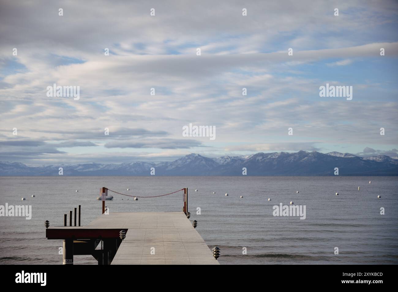 Vista del molo sul lago tahoe con montagne sullo sfondo Foto Stock