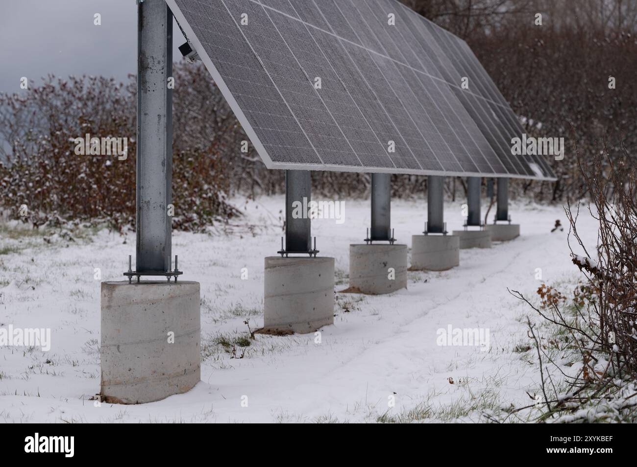 Piccolo array di pannelli solari nella neve Foto Stock