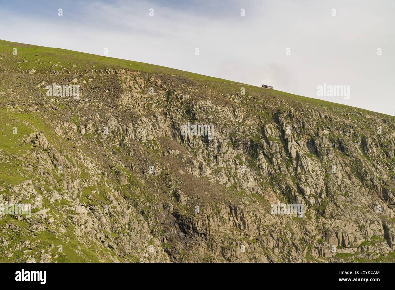 Vicino a Llanberis, Gwynedd, Galles, Regno Unito, 14 giugno, 2017: vista dal sentiero Llanberis, con un treno della Snowdon Mountain Railway sulla strada per Mount Snow Foto Stock