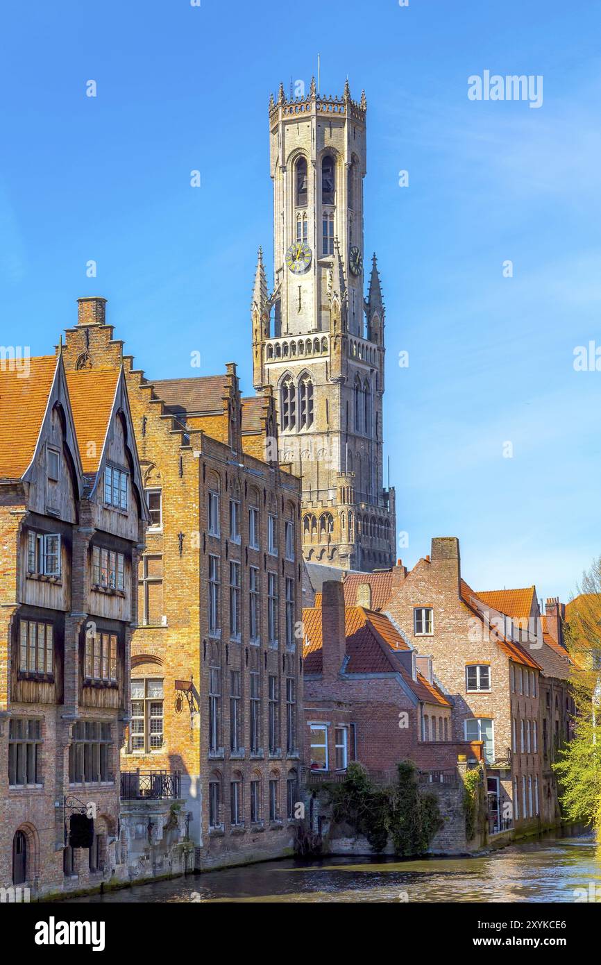 Bruges, Belgio iconico paesaggio urbano con case medievali, torre Belfort e canale Rozenhoedkaai Foto Stock