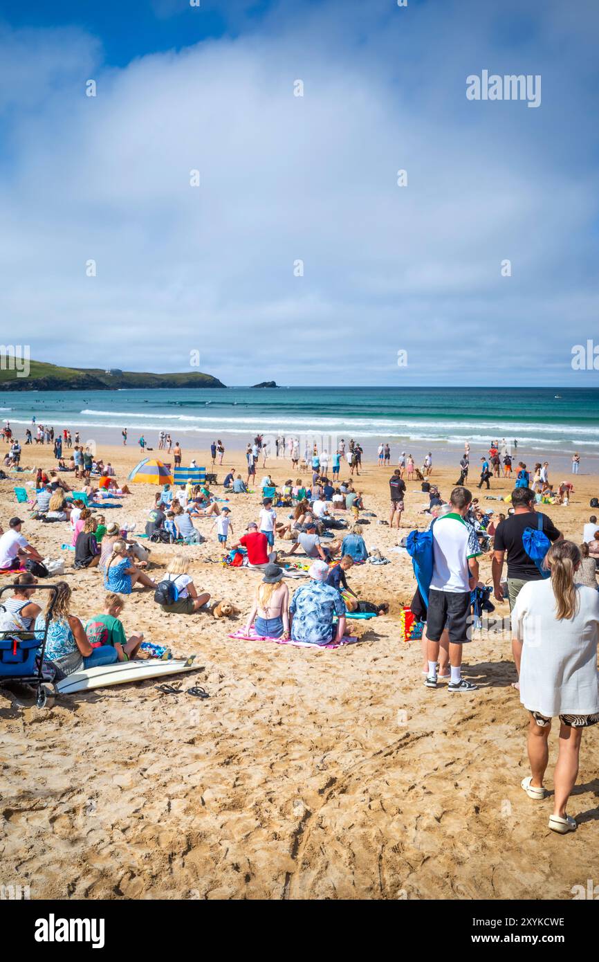 Turisti che si godono il sole estivo sull'iconica spiaggia Fistral di Newquay, in Cornovaglia, nel Regno Unito. Foto Stock