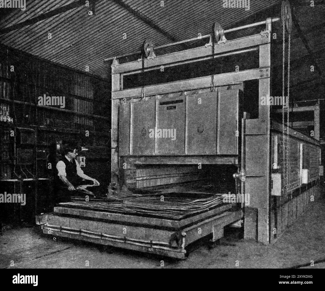 Un forno di ricottura elettrico di tipo multi-car G.E.C. (Londra, Inghilterra). Questa fotografia proviene da un'ampia selezione di illustrazioni ingegneristiche e di foto stampate che sono state originariamente pubblicate nel 1936. Le dimensioni e la qualità degli originali variano notevolmente. Foto Stock