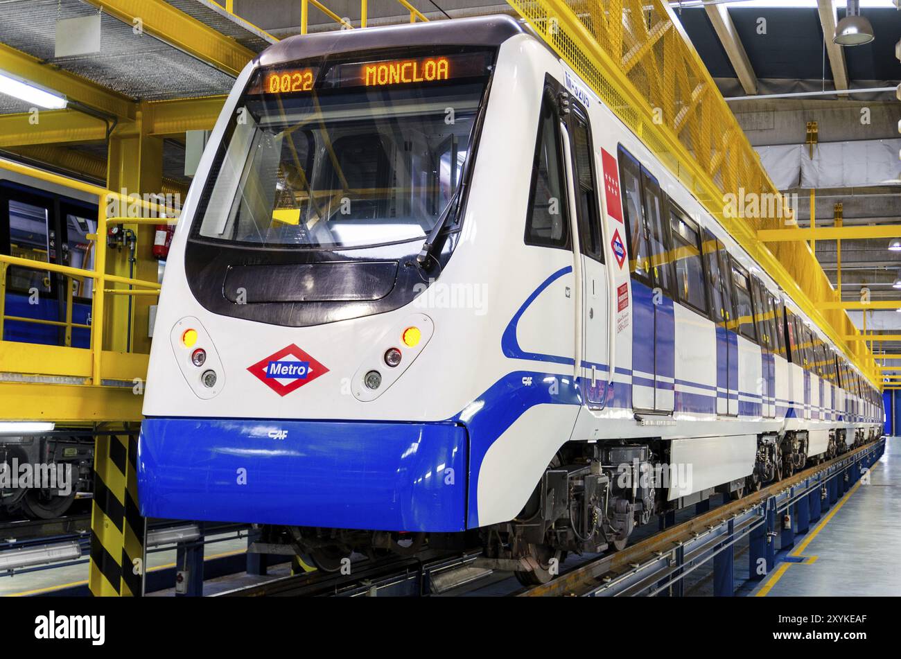 Madrid, Spagna, 25 dicembre 2012: Il deposito di riparazione per il sistema ferroviario sotterraneo Metro de Madrid. Area di servizio e riparazione di carri e tra Foto Stock