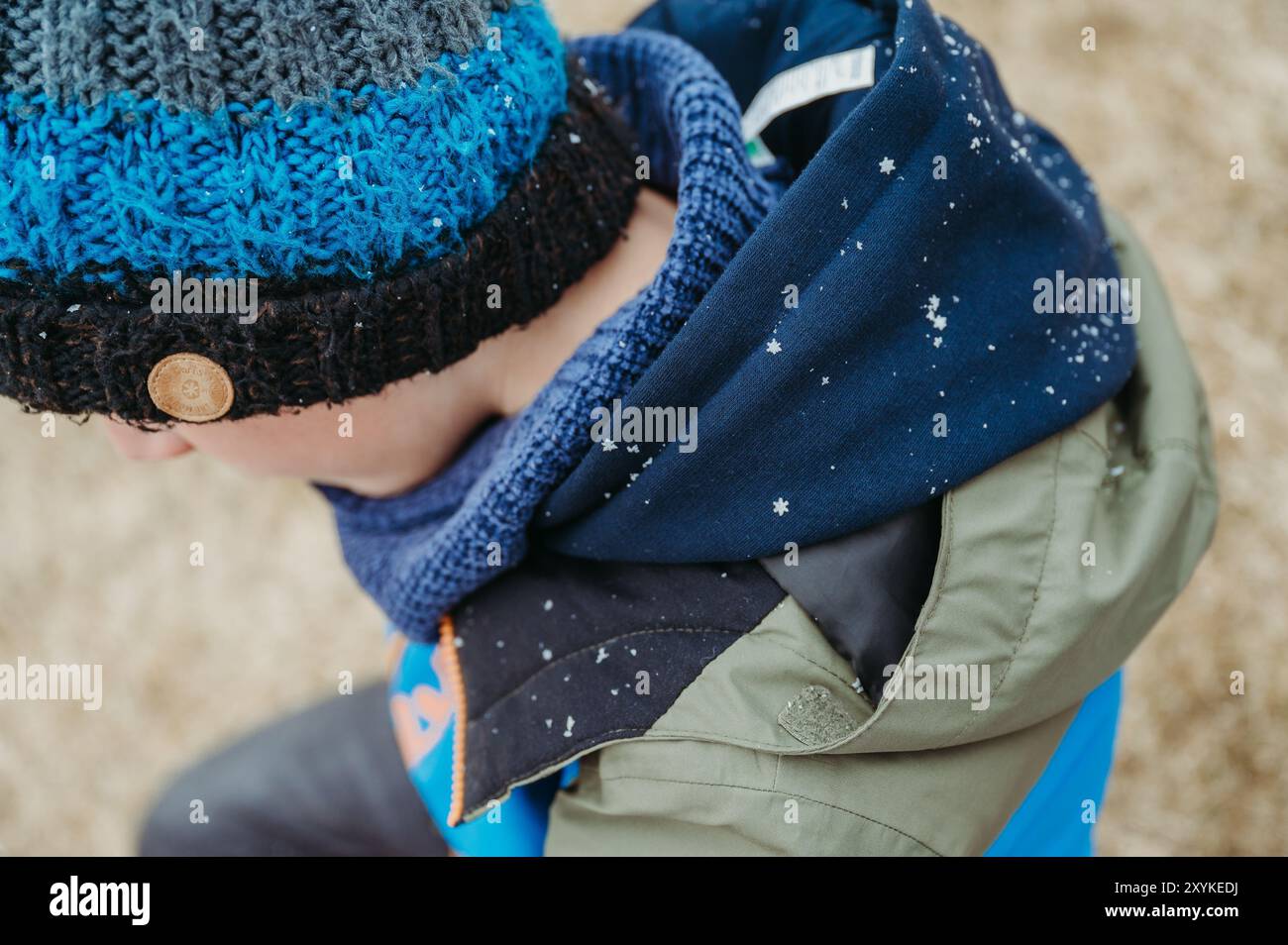 Primo piano della giacca invernale da bambino con fiocchi di neve a forma di stella Foto Stock