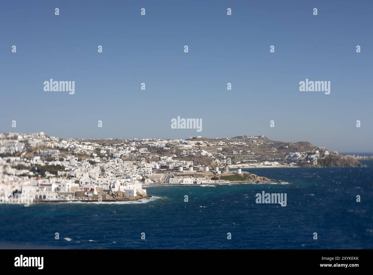 La vista di Mykonos ventosa, Grecia, da una barca. Foto Stock