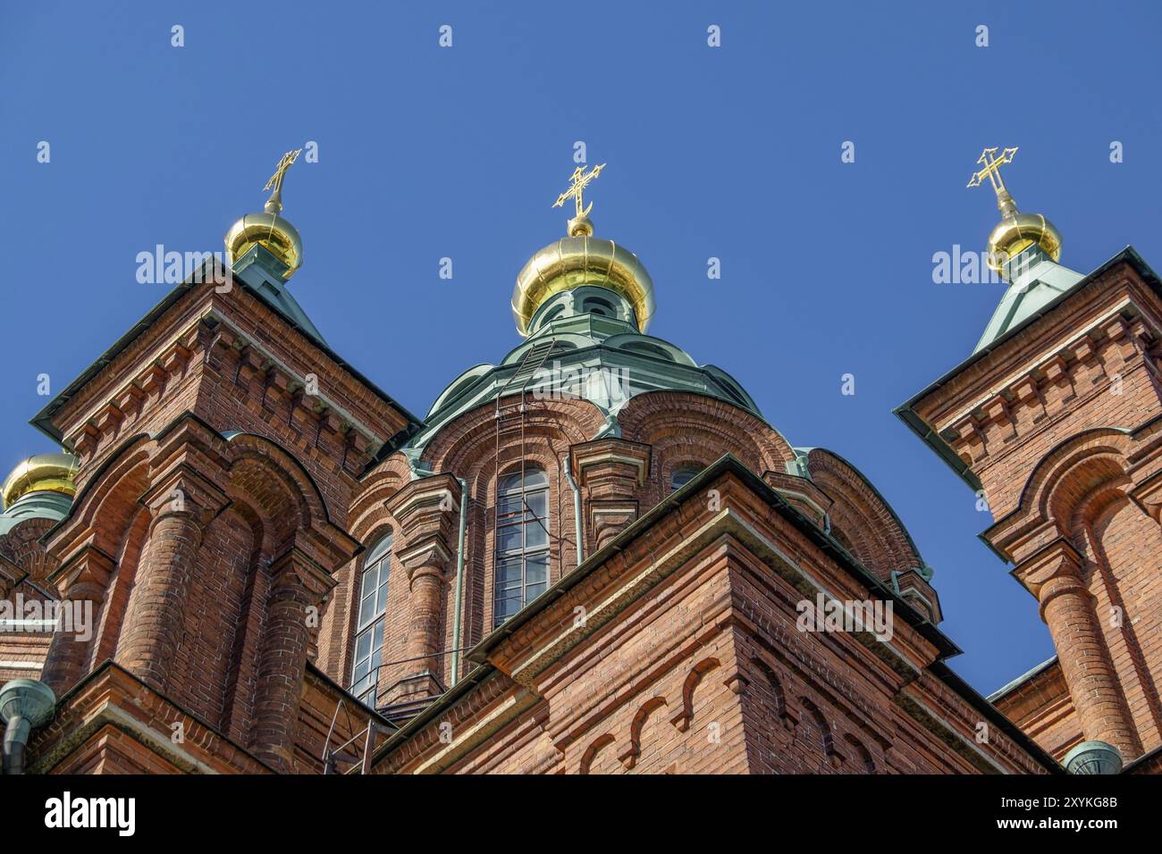Edificio storico con cupole dorate e dettagli gotici che spiccano chiaramente contro il cielo blu, Helsinki, Finlandia, Europa Foto Stock