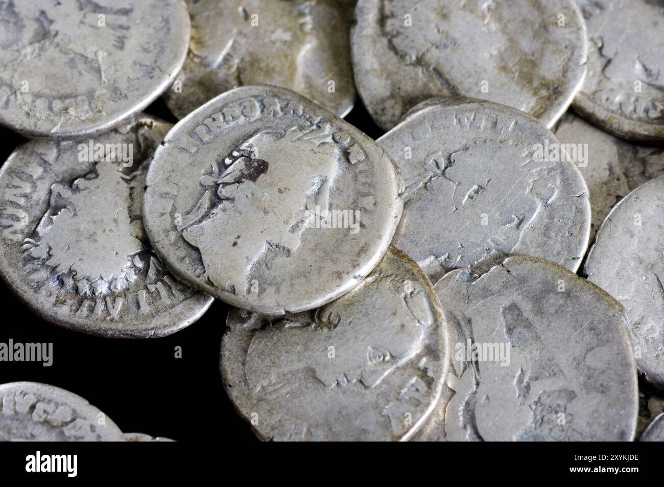 Monete antiche sono fatte di argento. Mezzi di pagamento dei secoli passati Foto Stock