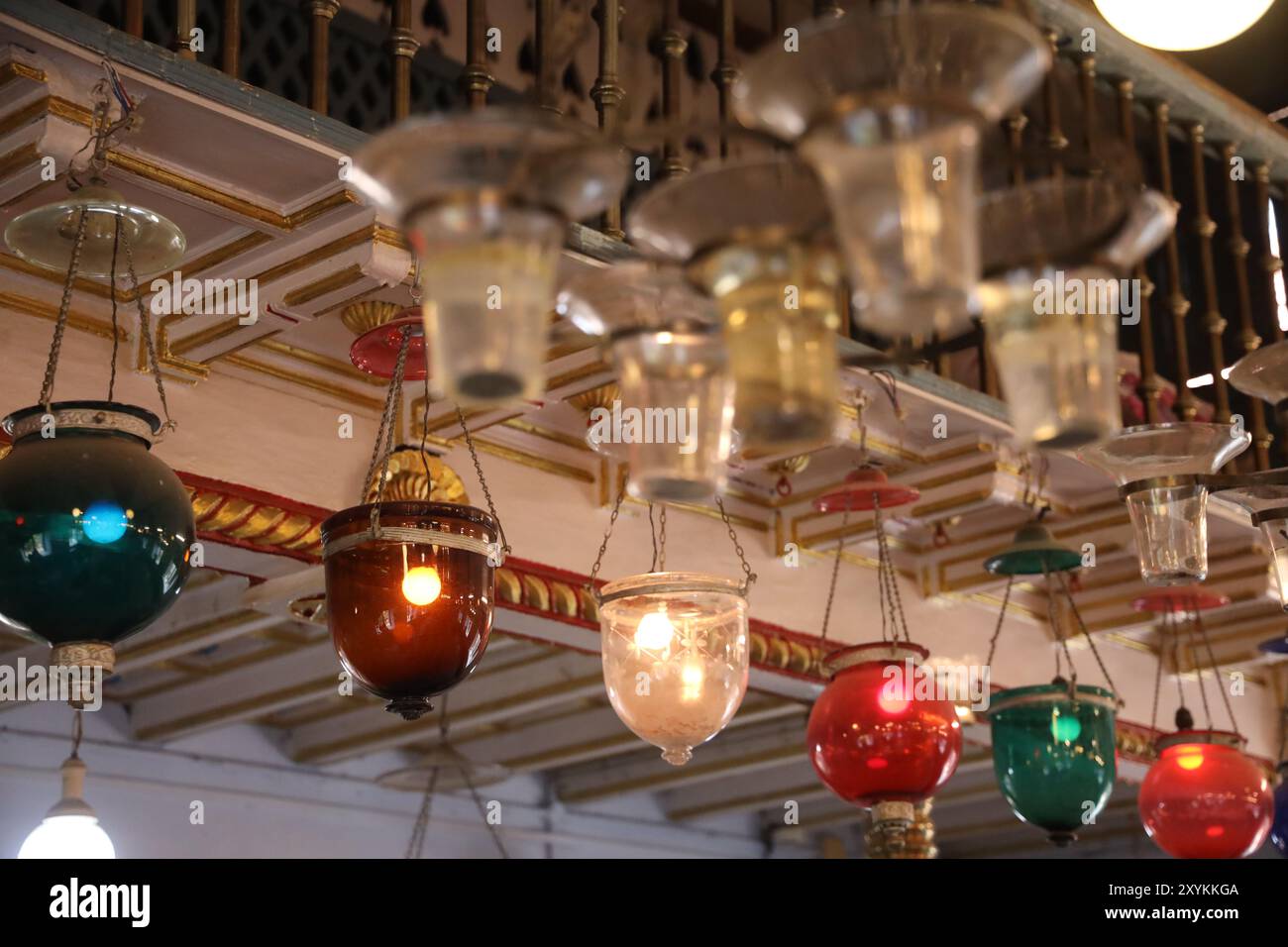 Lampadari di vetro belgi alla Sinagoga Paradesi, Kochi, Kerala, India Foto Stock