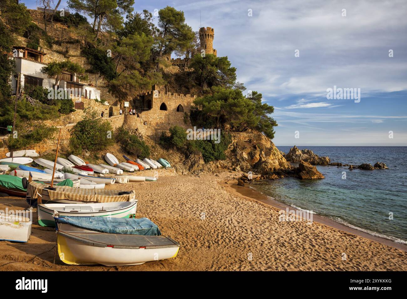 Lloret de Mar paese pittoresco panorama sulla Costa Brava in Spagna, in Catalogna, in spiaggia con barche di sabbia e roccia con un castello a mare mediterraneo coast Foto Stock