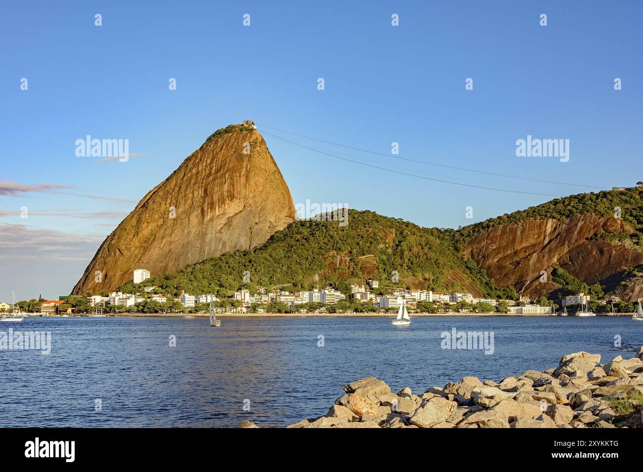 Vista del Botafogo cove con le sue acque e le barche, Sugar Loaf hill e il quartiere di Urca Foto Stock