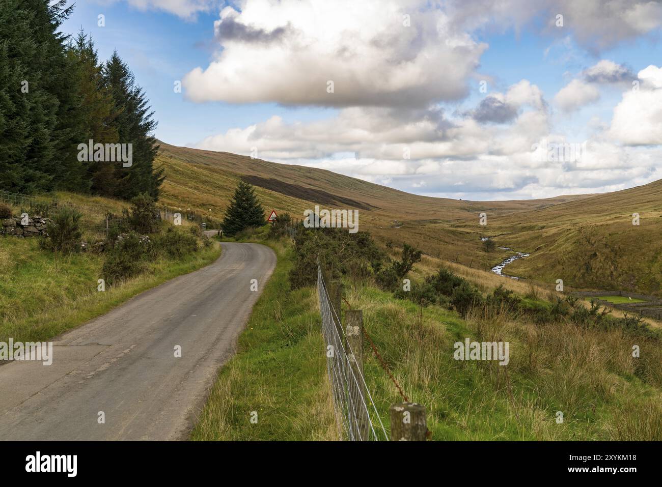 Strada rurale su una nuvola giorno, vicino Ystradfellte in Powys, Wales, Regno Unito Foto Stock