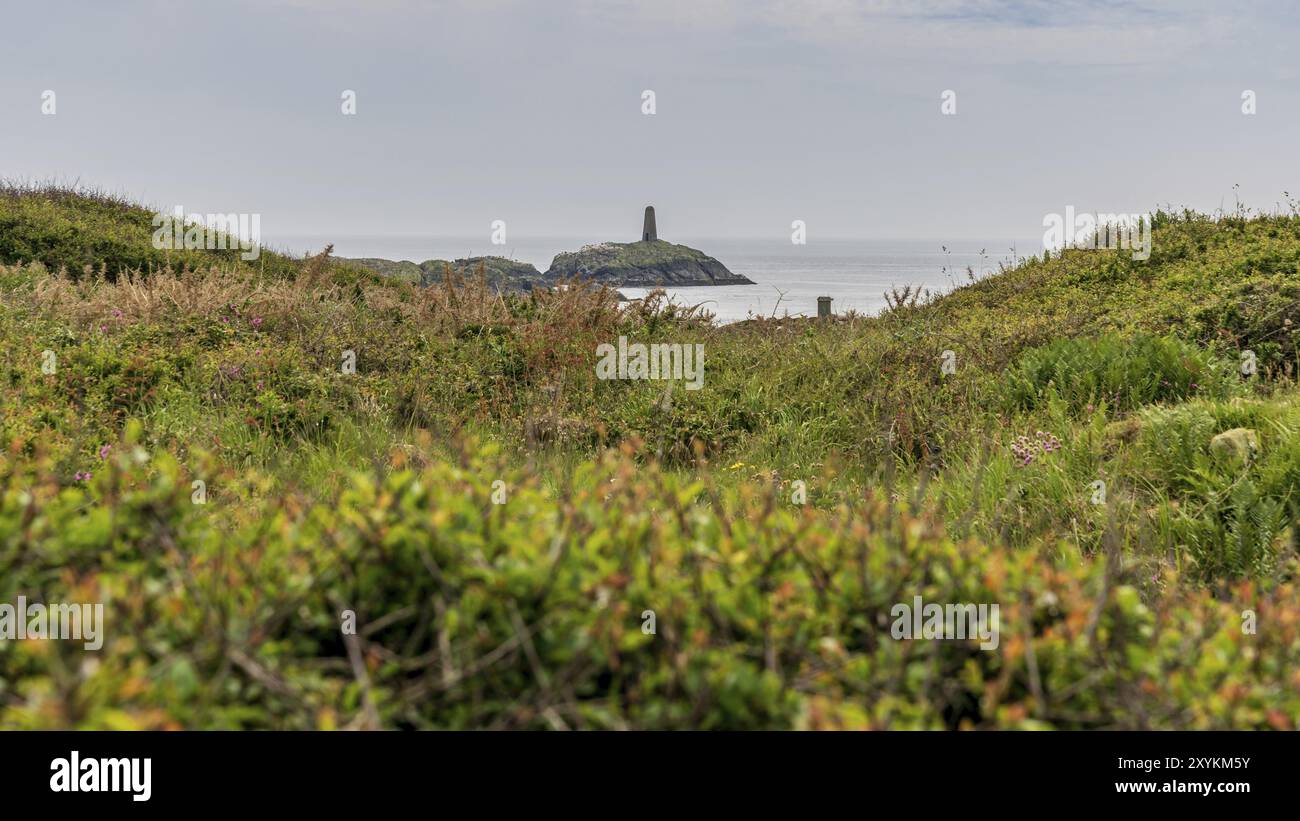 Il faro a luce rotante Rhoscolyn, visto da Borthwen, Anglesey, Gwynedd, Wales, Regno Unito Foto Stock