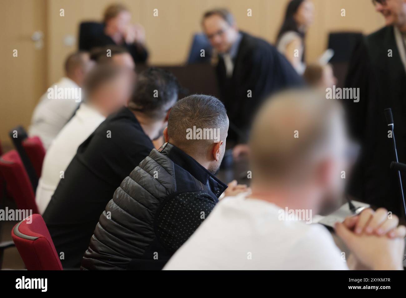 Duesseldorf, Germania. 30 agosto 2024. Diversi imputati sono seduti in tribunale presso il tribunale distrettuale durante il processo per un blocco stradale causato da una parata di nozze sull'autostrada A3. Un totale di sette imputati devono rispondere per gli eventi che hanno avuto luogo più di cinque anni fa. Credito: David Young/dpa - ATTENZIONE: Gli imputati sono stati pixelati per motivi legali/dpa/Alamy Live News Foto Stock