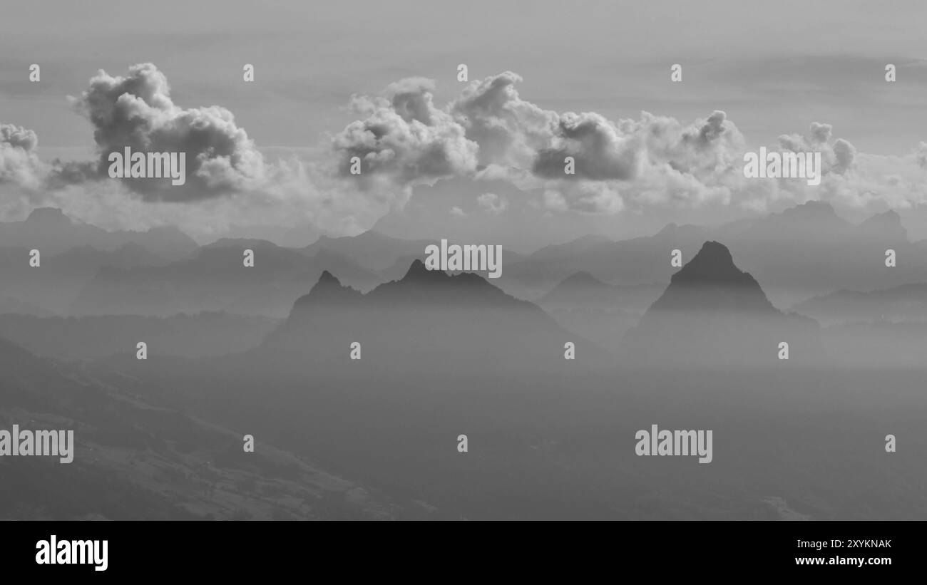 Le vette del Monte Kleiner Mythen e del Monte Grosser Mythen si estendono da un mare di nebbia Foto Stock