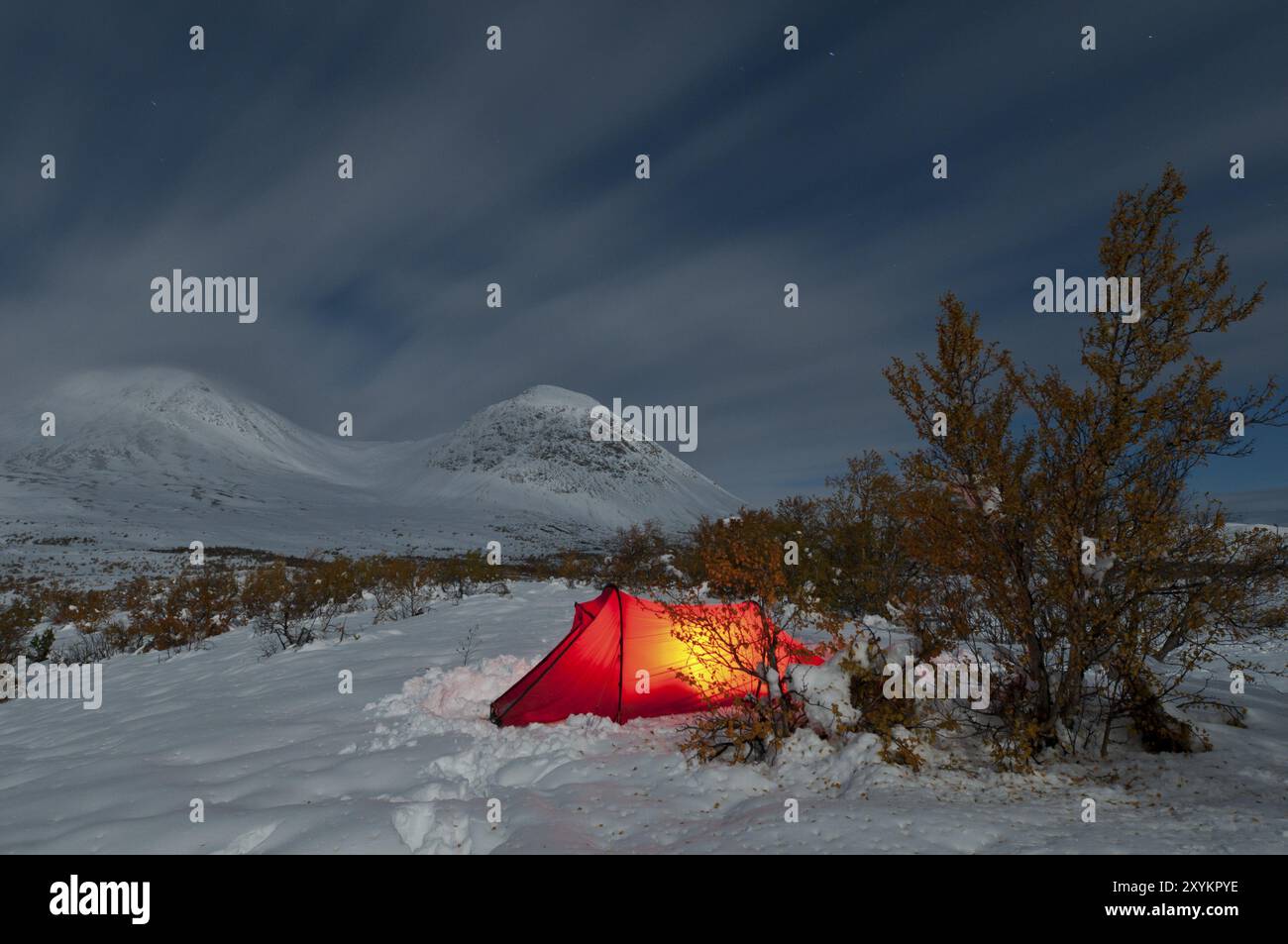 Tenda illuminata in una notte illuminata dalla luna nella valle Doeralen, nel parco nazionale di Rondane, Hedmark Fylke, Norvegia, settembre 2010, Europa Foto Stock