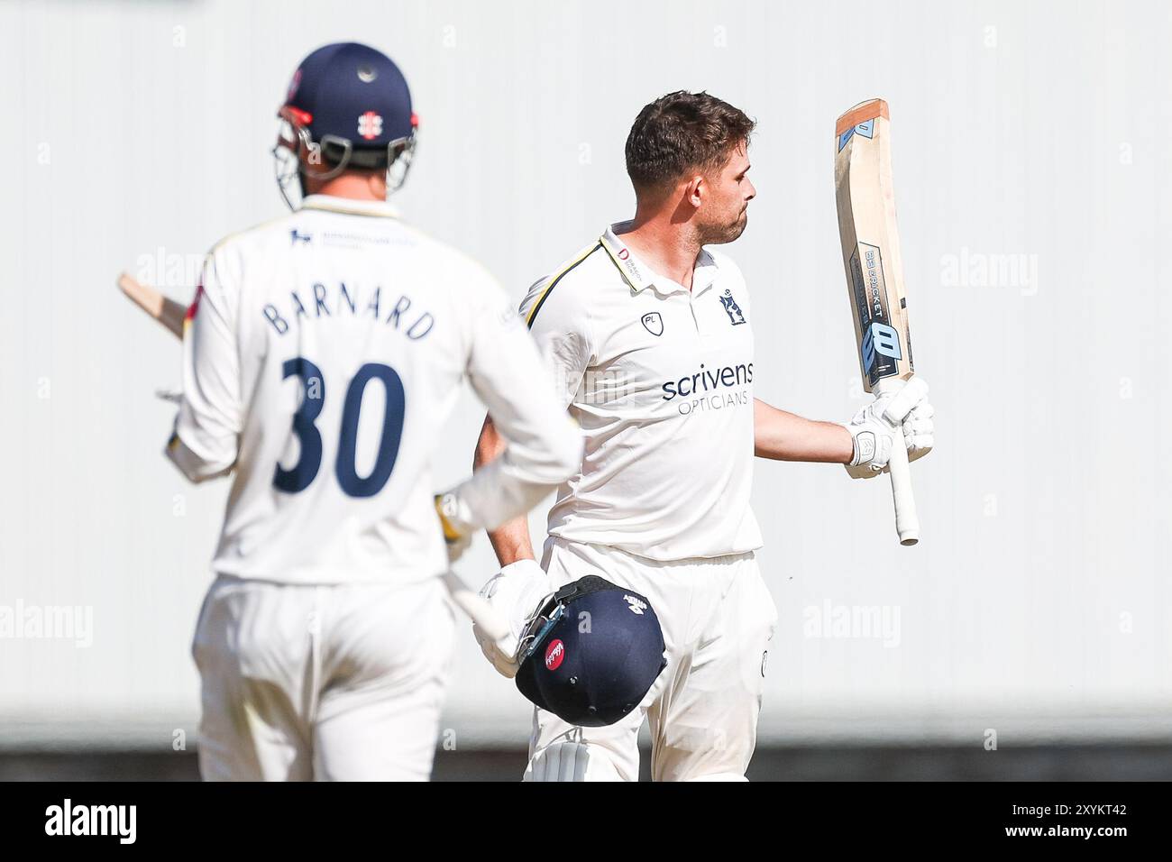 Birmingham, Regno Unito. 30 agosto 2024. #35, Will Rhodes del Warwickshire celebra il suo secolo durante il Vitality County Championship Division One match tra Warwickshire CCC e Kent CCC all'Edgbaston Cricket Ground, Birmingham, Inghilterra, il 30 agosto 2024. Foto di Stuart Leggett. Solo per uso editoriale, licenza richiesta per uso commerciale. Non utilizzare in scommesse, giochi o pubblicazioni di singoli club/campionato/giocatori. Crediti: UK Sports Pics Ltd/Alamy Live News Foto Stock