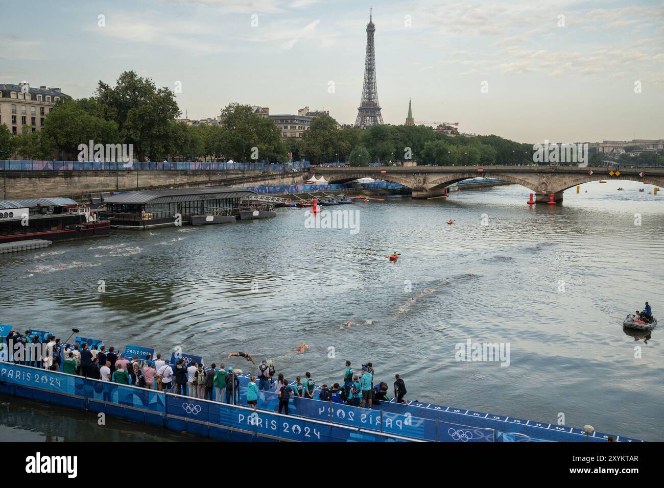 Le concorrenti corrono sulla Senna al via il Triathlon individuale femminile alle Olimpiadi 2024 di mercoledì 31 luglio 2024 a Parigi, Francia. Foto Stock